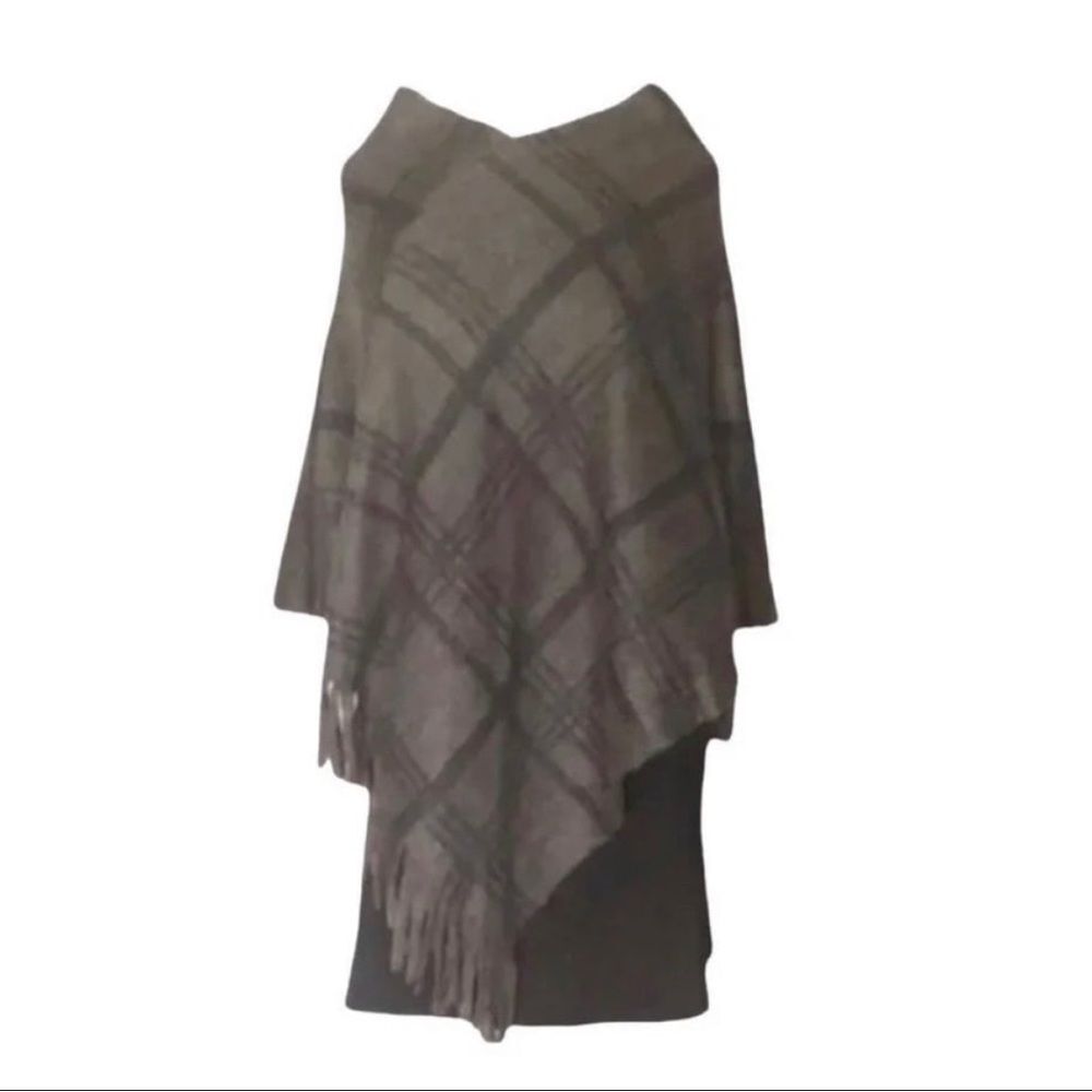 NEW Fringed V-Neck One Size Soft Poncho Grey Black Plaid Neutral Colors Stripes